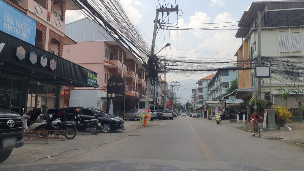 ภาพถนนตรงที่ Power Up Gym Chiangmai ตั้งอยู่ ถ่ายโดย jrcarlsen พ.ศ. 2566 (2023) · A street-level view of where Power Up Gym Chiangmai stands, by jrcarlsen in 2566 (2023)