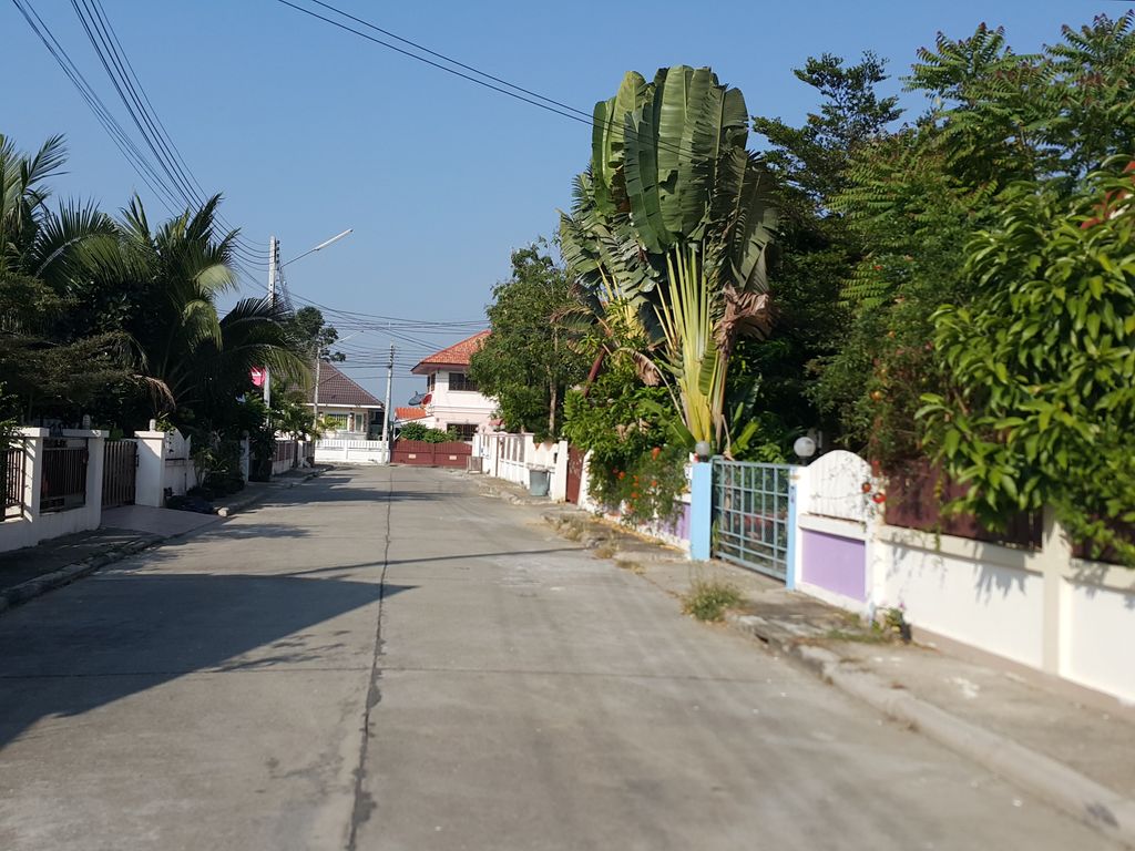 ภาพถนนตรงที่ บ้านหมี่กรอบ เชียงใหม่ ตั้งอยู่ ถ่ายโดย jrcarlsen พ.ศ. 2557 (2014) · A street-level view of where บ้านหมี่กรอบ เชียงใหม่ · Ban Mi Karop Chiang Mai stands, by jrcarlsen in 2557 (2014)