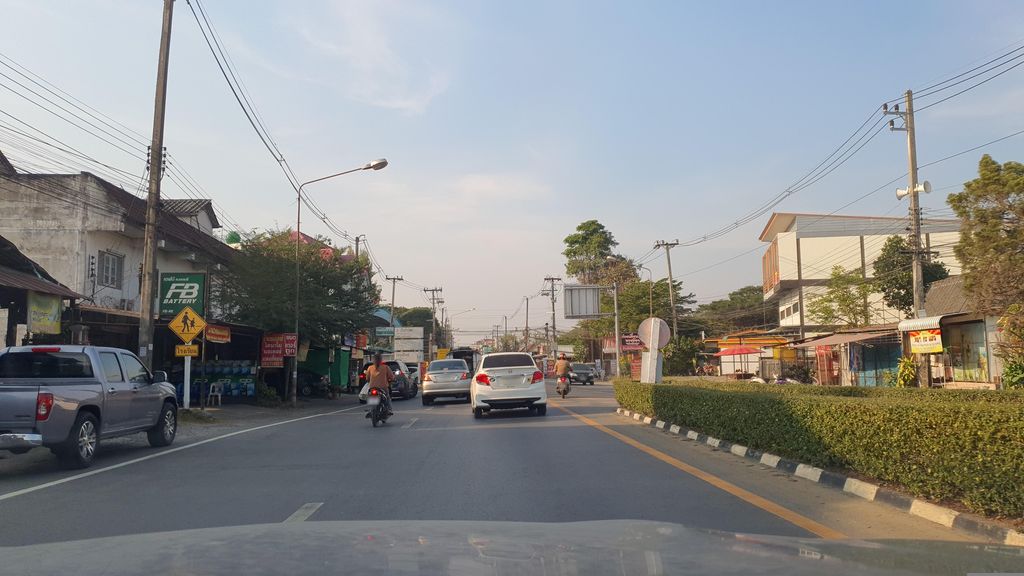 ภาพถนนตรงที่ คลินิกหมอทศพร ตั้งอยู่ ถ่ายโดย jrcarlsen พ.ศ. 2566 (2023) · A street-level view of where คลินิกหมอทศพร · Mo Thasaphon Clinic stands, by jrcarlsen in 2566 (2023)