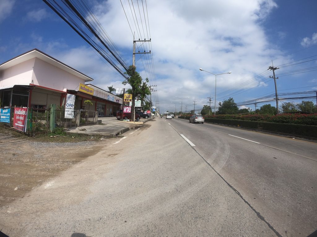 ภาพถนนตรงที่ ร้านรุ่งเจริญยางยนต์ ตั้งอยู่ ถ่ายโดย chanuwath_grab พ.ศ. 2562 (2019) · A street-level view of where ร้านรุ่งเจริญยางยนต์ · Ran Rung Charoen Yangyon stands, by chanuwath_grab in 2562 (2019)