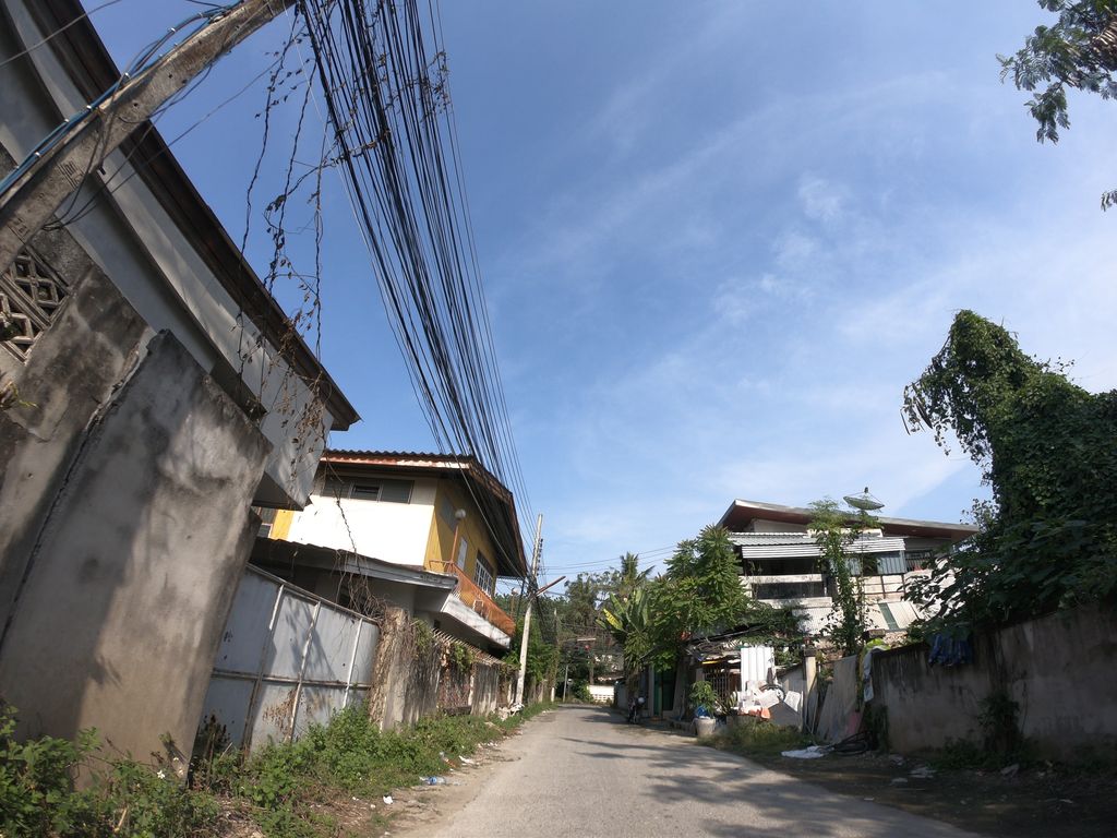 ภาพถนนตรงที่ OYO 1024 Thank Place ตั้งอยู่ ถ่ายโดย chanuwath_grab พ.ศ. 2562 (2019) · A street-level view of where OYO 1024 Thank Place stands, by chanuwath_grab in 2562 (2019)