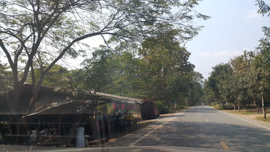 ภาพถนนตรงที่ ร้านน้องเฌอเบลล์ ตั้งอยู่ ถ่ายโดย jrcarlsen พ.ศ. 2560 (2017) · A street-level view of where ร้านน้องเฌอเบลล์ · Ran Nong Choe Ben stands, by jrcarlsen in 2560 (2017)