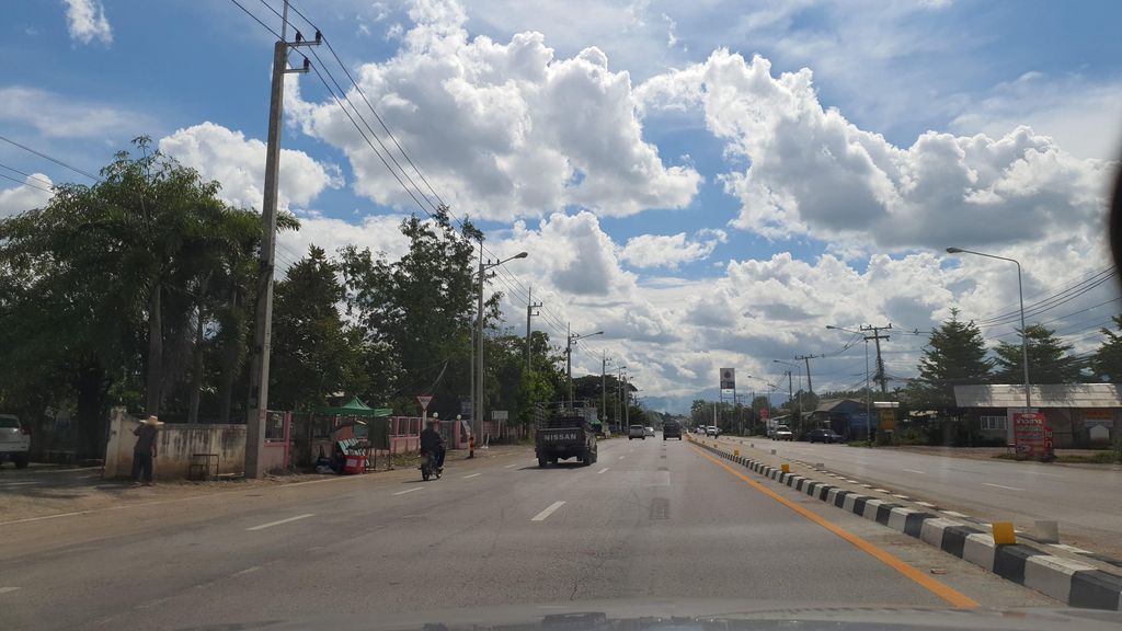 ภาพถนนตรงที่ ตี๋ไดนาโม แม่วาง ตั้งอยู่ ถ่ายโดย jrcarlsen พ.ศ. 2564 (2021) · A street-level view of where ตี๋ไดนาโม แม่วาง · Tidainamo Mae Wang stands, by jrcarlsen in 2564 (2021)