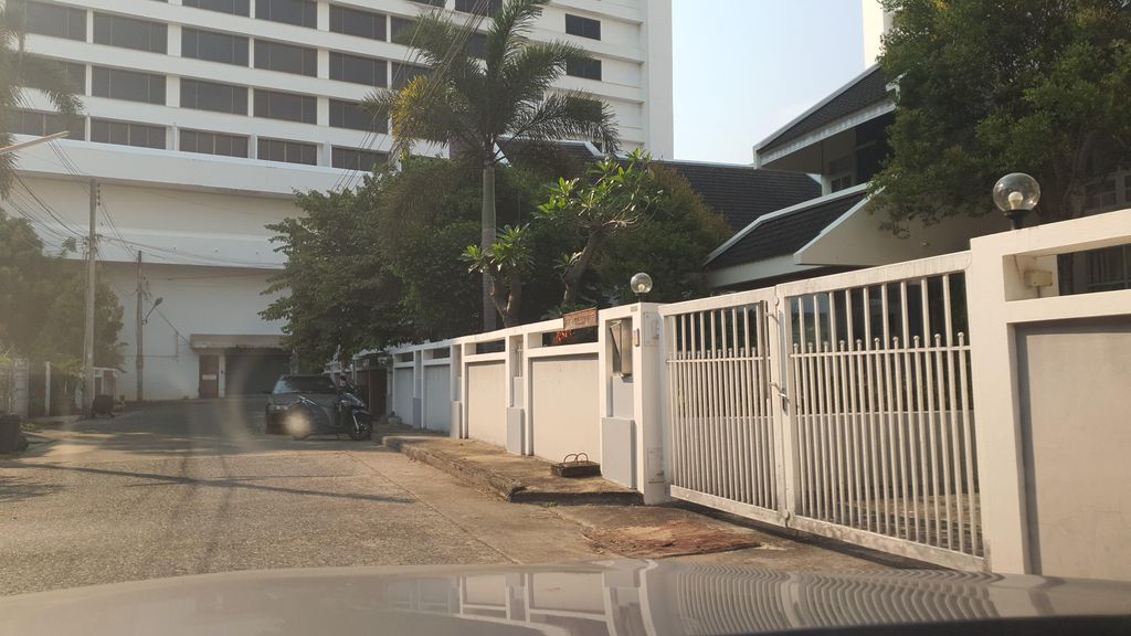 ภาพถนนตรงที่ Dream Garden Villa ตั้งอยู่ ถ่ายโดย jrcarlsen พ.ศ. 2565 (2022) · A street-level view of where Dream Garden Villa stands, by jrcarlsen in 2565 (2022)