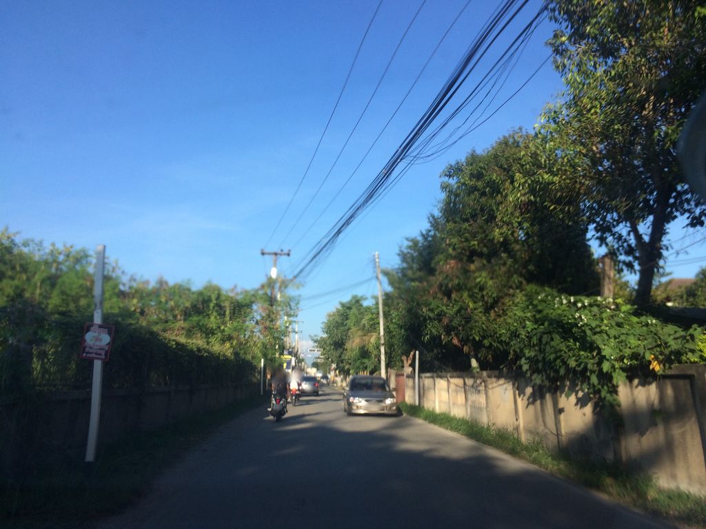 ภาพถนนตรงที่ ต่ายข้าวมันไก่ ตั้งอยู่ ถ่ายโดย prasert พ.ศ. 2559 (2016) · A street-level view of where ต่ายข้าวมันไก่ · Tai Khao Man Kai stands, by prasert in 2559 (2016)