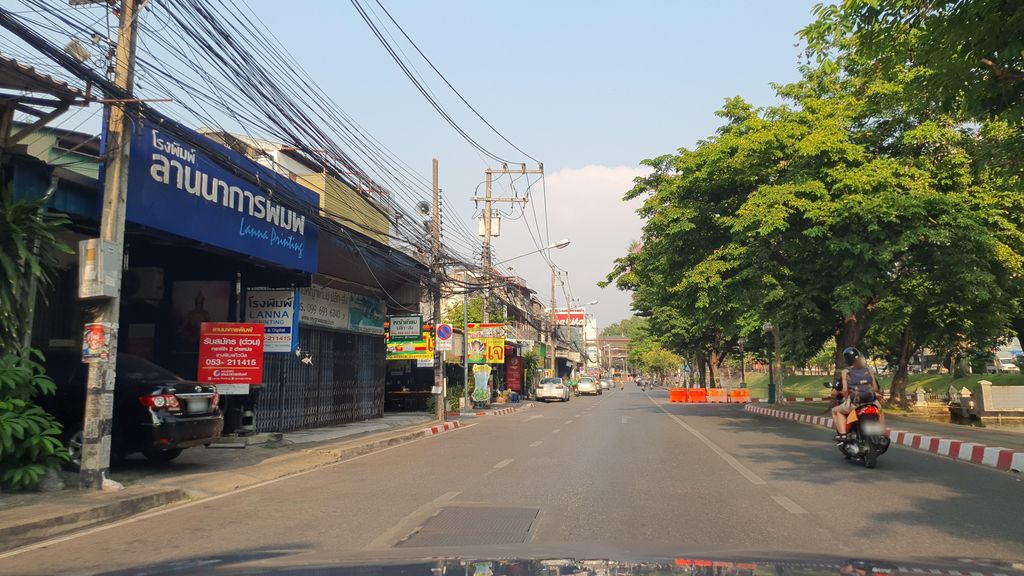 ภาพถนนตรงที่ Wabi Sabi Coffee - Sriphum ตั้งอยู่ ถ่ายโดย jrcarlsen พ.ศ. 2565 (2022) · A street-level view of where Wabi Sabi Coffee - Sriphum stands, by jrcarlsen in 2565 (2022)