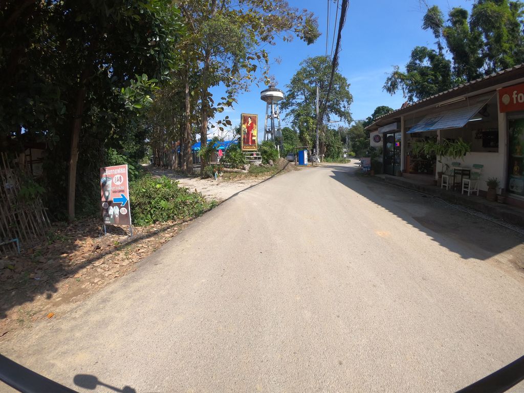 ภาพถนนตรงที่ Plearn Coffee ตั้งอยู่ ถ่ายโดย chanuwath_grab พ.ศ. 2562 (2019) · A street-level view of where Plearn Coffee stands, by chanuwath_grab in 2562 (2019)