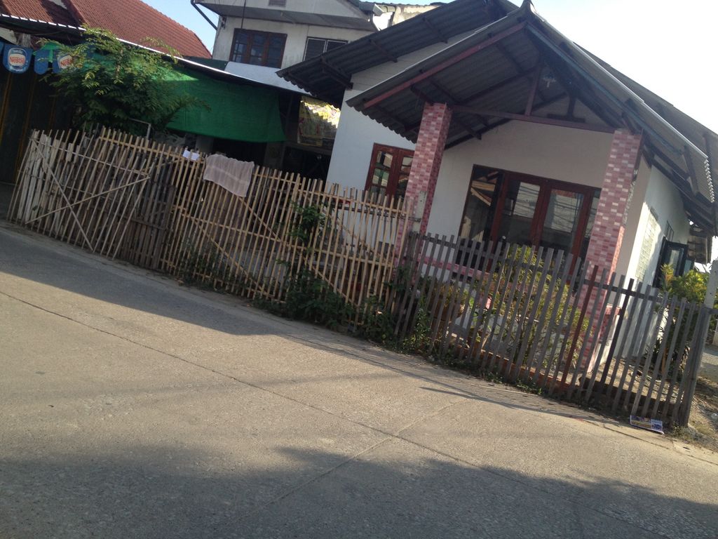 ภาพถนนตรงที่ ร้าน ก๋วยเตี๋ยวเรือรังสิต ตั้งอยู่ ถ่ายโดย jimwatana พ.ศ. 2558 (2015) · A street-level view of where ร้าน ก๋วยเตี๋ยวเรือรังสิต · Ran Kuai Tiaoruea Rangsit stands, by jimwatana in 2558 (2015)
