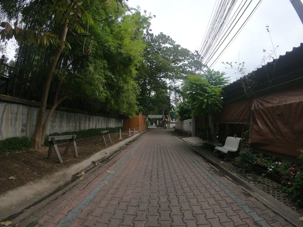 ภาพถนนตรงที่ SHU ตั้งอยู่ ถ่ายโดย chanuwath_grab พ.ศ. 2562 (2019) · A street-level view of where SHU stands, by chanuwath_grab in 2562 (2019)