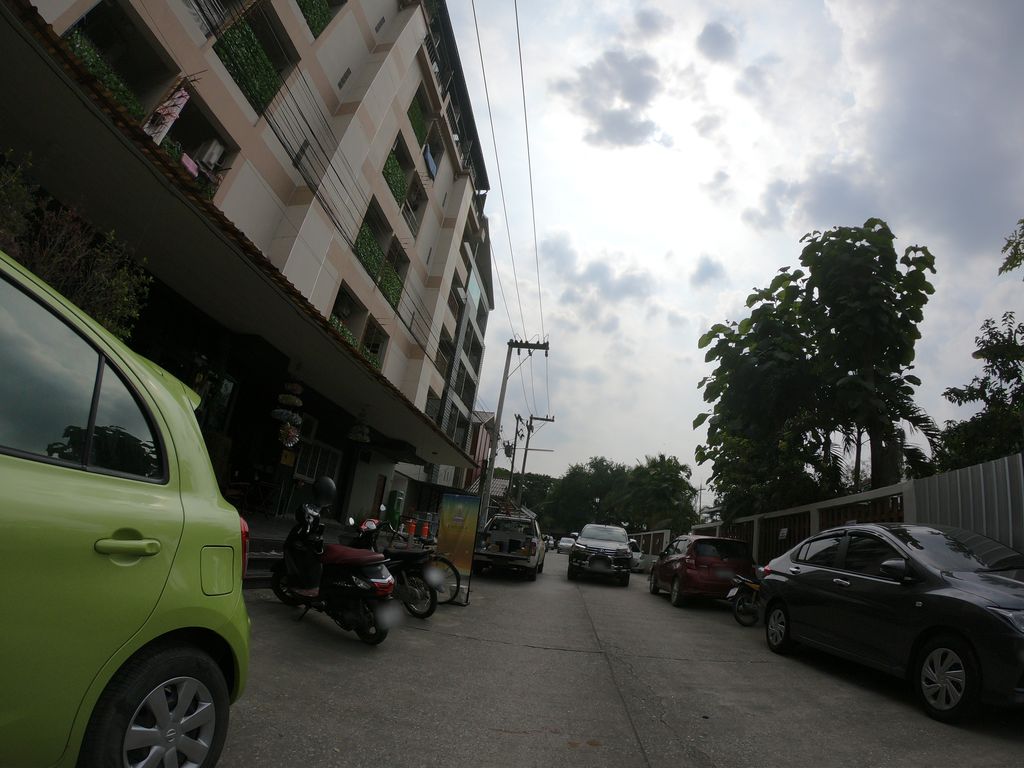 ภาพถนนตรงที่ Baan Tang Tung บ้านตังค์ตั้ง ตั้งอยู่ ถ่ายโดย chanuwath_grab พ.ศ. 2562 (2019) · A street-level view of where Baan Tang Tung บ้านตังค์ตั้ง stands, by chanuwath_grab in 2562 (2019)