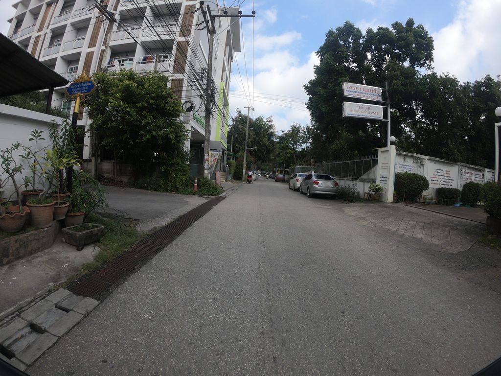 ภาพถนนตรงที่ Lyskin ตั้งอยู่ ถ่ายโดย chanuwath_grab พ.ศ. 2562 (2019) · A street-level view of where Lyskin stands, by chanuwath_grab in 2562 (2019)