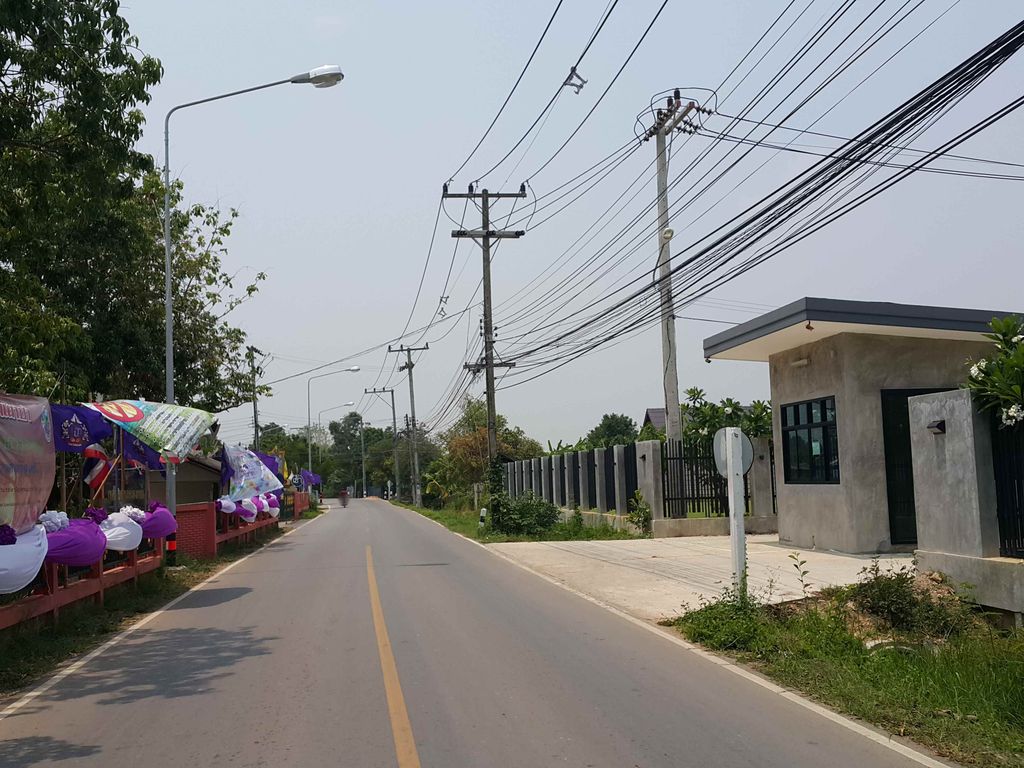 ภาพถนนตรงที่ โรงเรียนบ้านทุ่งข้าวตอก ตั้งอยู่ ถ่ายโดย jrcarlsen พ.ศ. 2558 (2015) · A street-level view of where โรงเรียนบ้านทุ่งข้าวตอก · Ban Thung Khaotok School stands, by jrcarlsen in 2558 (2015)
