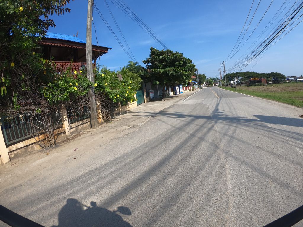 ภาพถนนตรงที่ ซ่อมคอม เชียงใหม่ ตั้งอยู่ ถ่ายโดย chanuwath_grab พ.ศ. 2562 (2019) · A street-level view of where ซ่อมคอม เชียงใหม่ · Somkhom Chiang Mai stands, by chanuwath_grab in 2562 (2019)