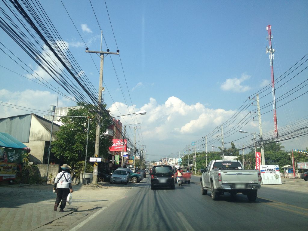 ภาพถนนตรงที่ อวตารคอฟฟี่ ตั้งอยู่ ถ่ายโดย jimwatana พ.ศ. 2558 (2015) · A street-level view of where อวตารคอฟฟี่ · Otankhopfi stands, by jimwatana in 2558 (2015)