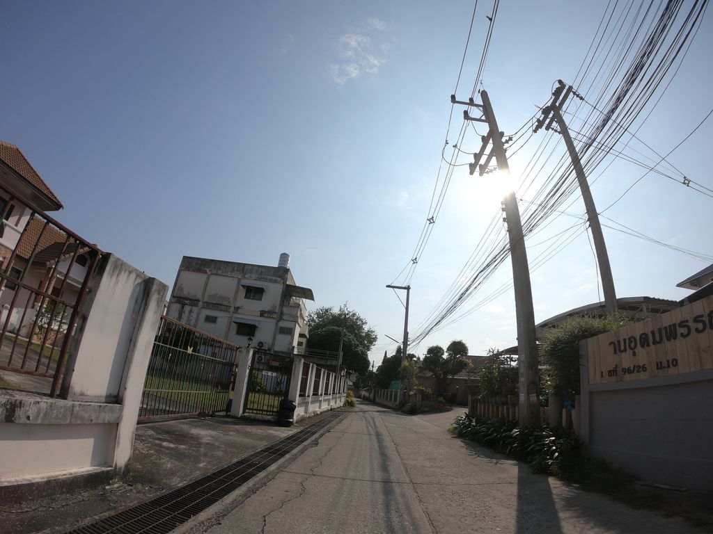 ภาพถนนตรงที่ หอพักอุดมพรรณ ตั้งอยู่ ถ่ายโดย chanuwath_grab พ.ศ. 2562 (2019) · A street-level view of where หอพักอุดมพรรณ · Utma Phraron Dormitory stands, by chanuwath_grab in 2562 (2019)