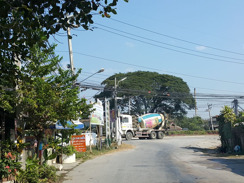 ภาพถนนตรงที่ บ้านน้ำแพร่ ดอยสะเก็ด ตั้งอยู่ ถ่ายโดย jrcarlsen พ.ศ. 2558 (2015) · A street-level view of where บ้านน้ำแพร่ ดอยสะเก็ด · Ban Nam Phrae Doi Saket stands, by jrcarlsen in 2558 (2015)