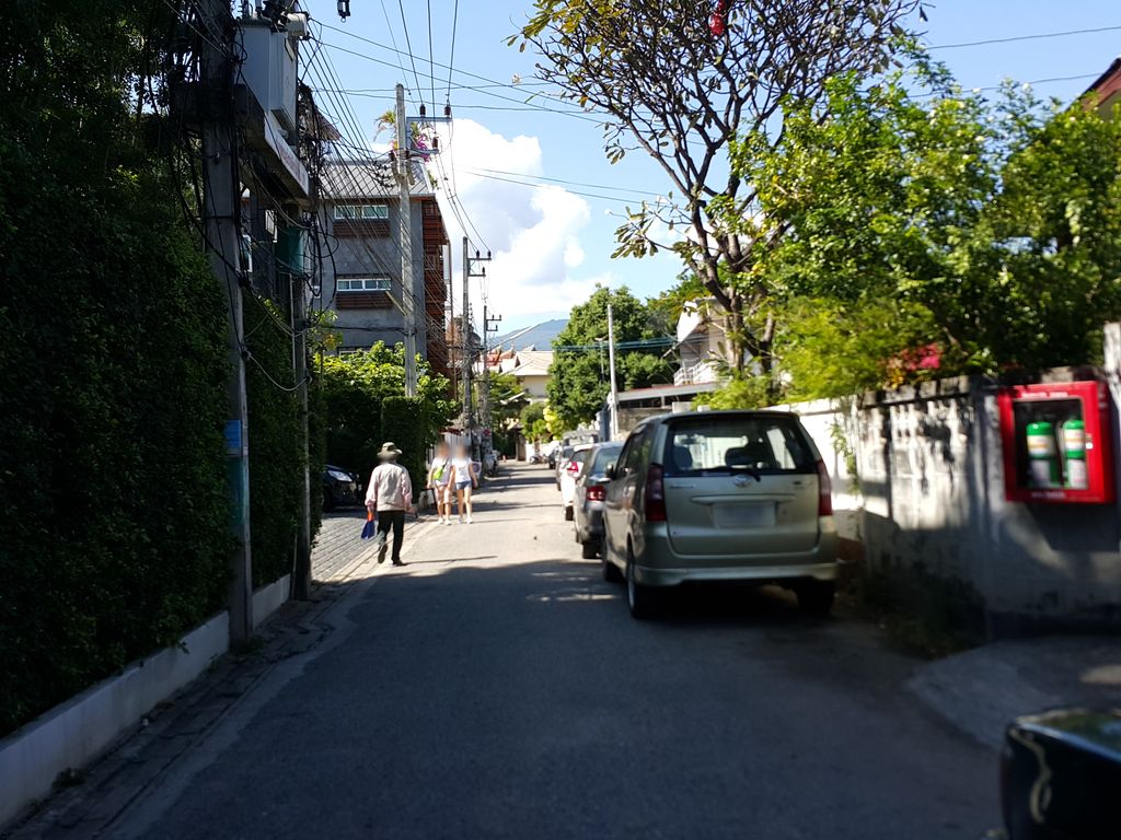 ภาพถนนตรงที่ Villa De Moy ตั้งอยู่ ถ่ายโดย jrcarlsen พ.ศ. 2558 (2015) · A street-level view of where Villa De Moy stands, by jrcarlsen in 2558 (2015)