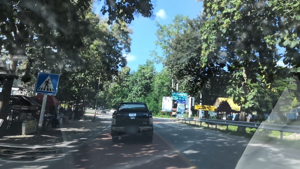 ภาพถนนตรงที่ วัดเทพเจติยาจารย์ ตั้งอยู่ ถ่ายโดย charlesano พ.ศ. 2561 (2018) · A street-level view of where วัดเทพเจติยาจารย์ · Wat Thep Chetiyachan stands, by charlesano in 2561 (2018)