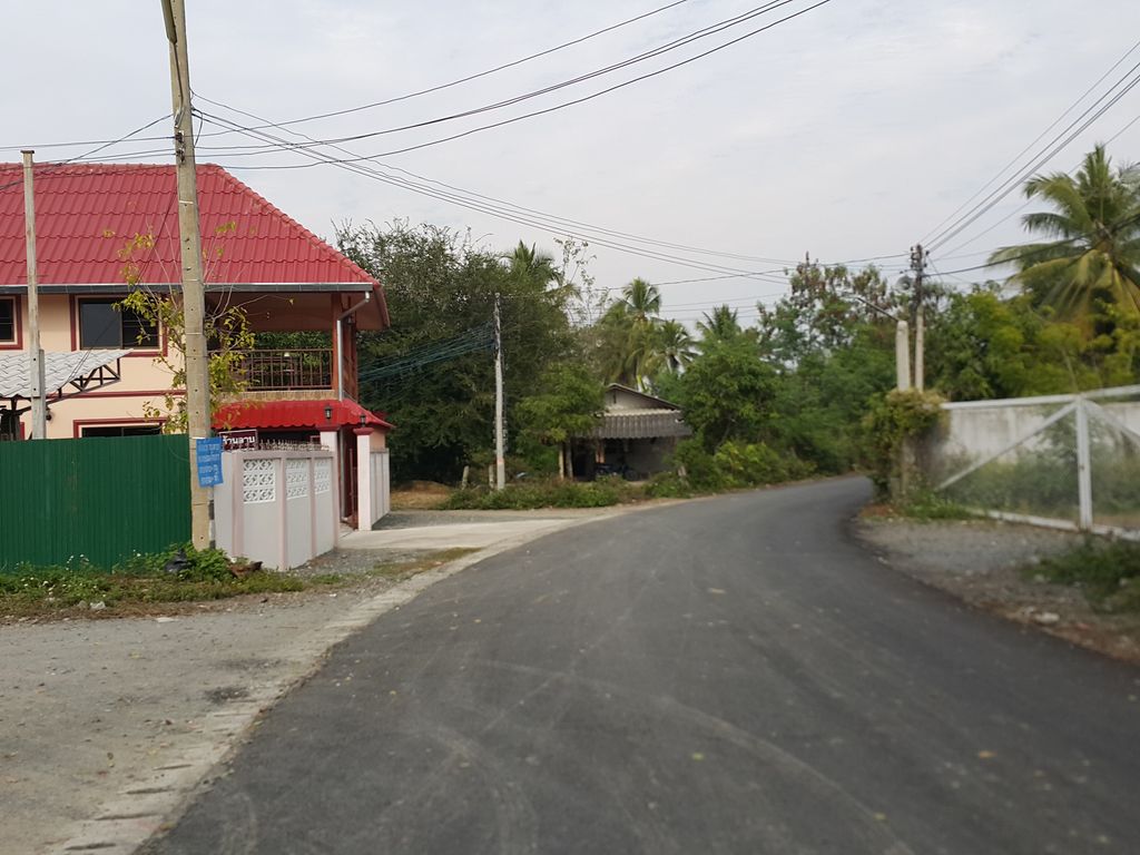 ภาพถนนตรงที่ สวนไผ่ วัยทอง สาขา4 ตั้งอยู่ ถ่ายโดย jrcarlsen พ.ศ. 2558 (2015) · A street-level view of where สวนไผ่ วัยทอง สาขา4 · Phai Waithong Sakha4 Garden stands, by jrcarlsen in 2558 (2015)
