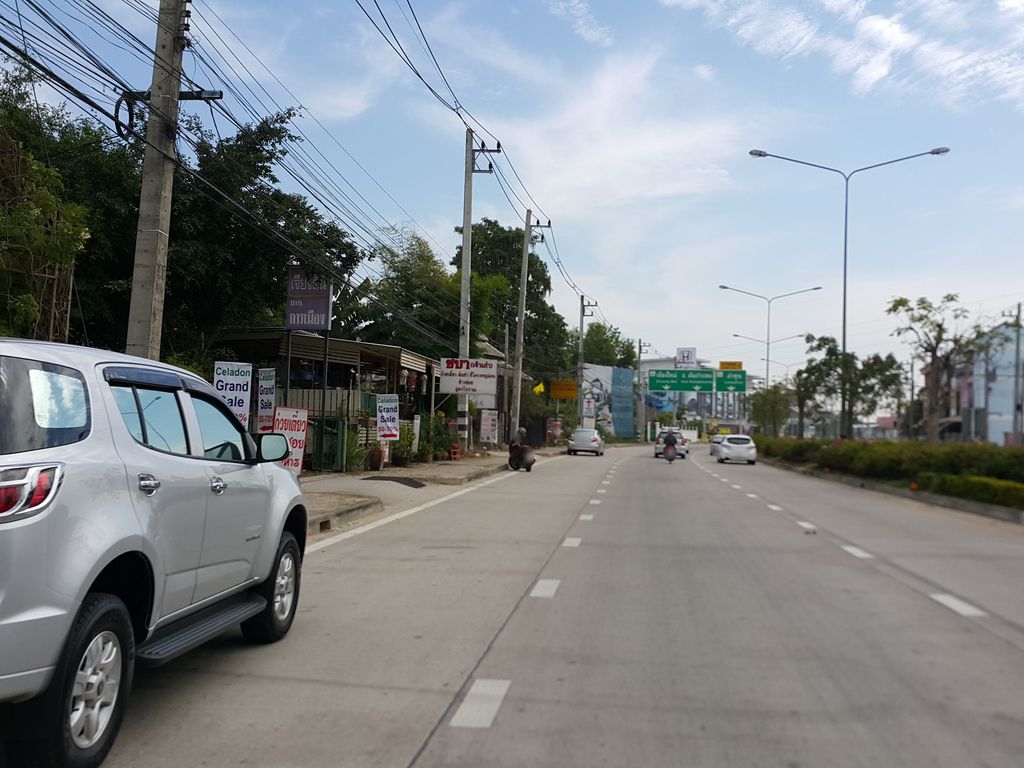 ภาพถนนตรงที่ ร้านเรา Chillout & Karaoke ตั้งอยู่ ถ่ายโดย jrcarlsen พ.ศ. 2558 (2015) · A street-level view of where ร้านเรา Chillout & Karaoke stands, by jrcarlsen in 2558 (2015)