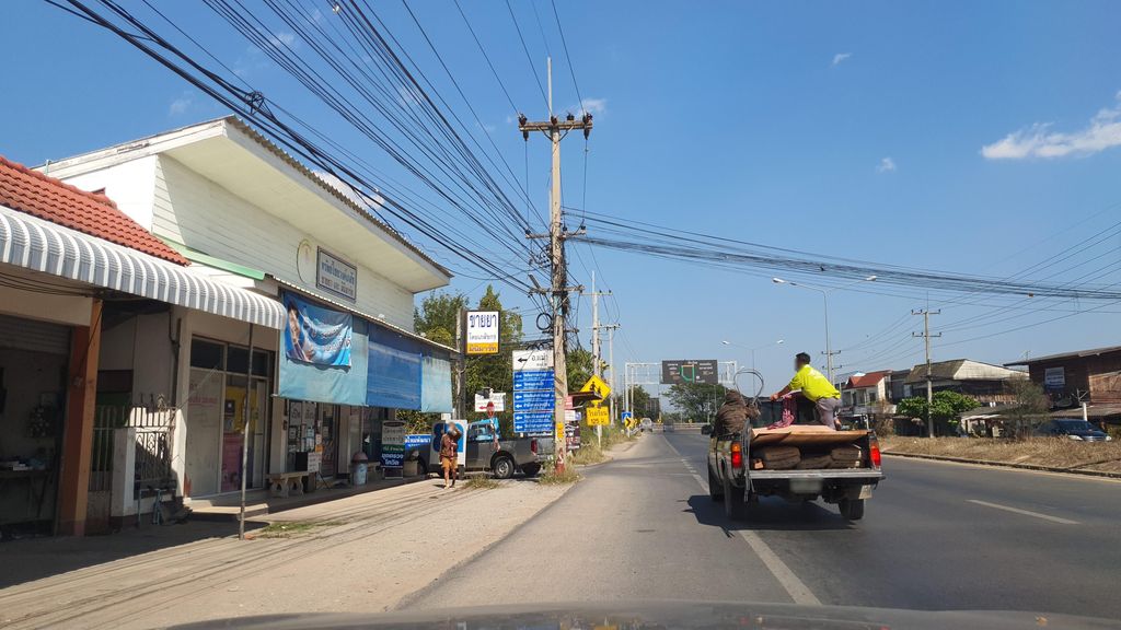 ภาพถนนตรงที่ มิ้น-โหนง ข้าวสาร อาหารสัตว์ เชียงใหม่ ตั้งอยู่ ถ่ายโดย jrcarlsen พ.ศ. 2565 (2022) · A street-level view of where มิ้น-โหนง ข้าวสาร อาหารสัตว์ เชียงใหม่ · Min-nong Khaosan Ahansat Chiang Mai stands, by jrcarlsen in 2565 (2022)