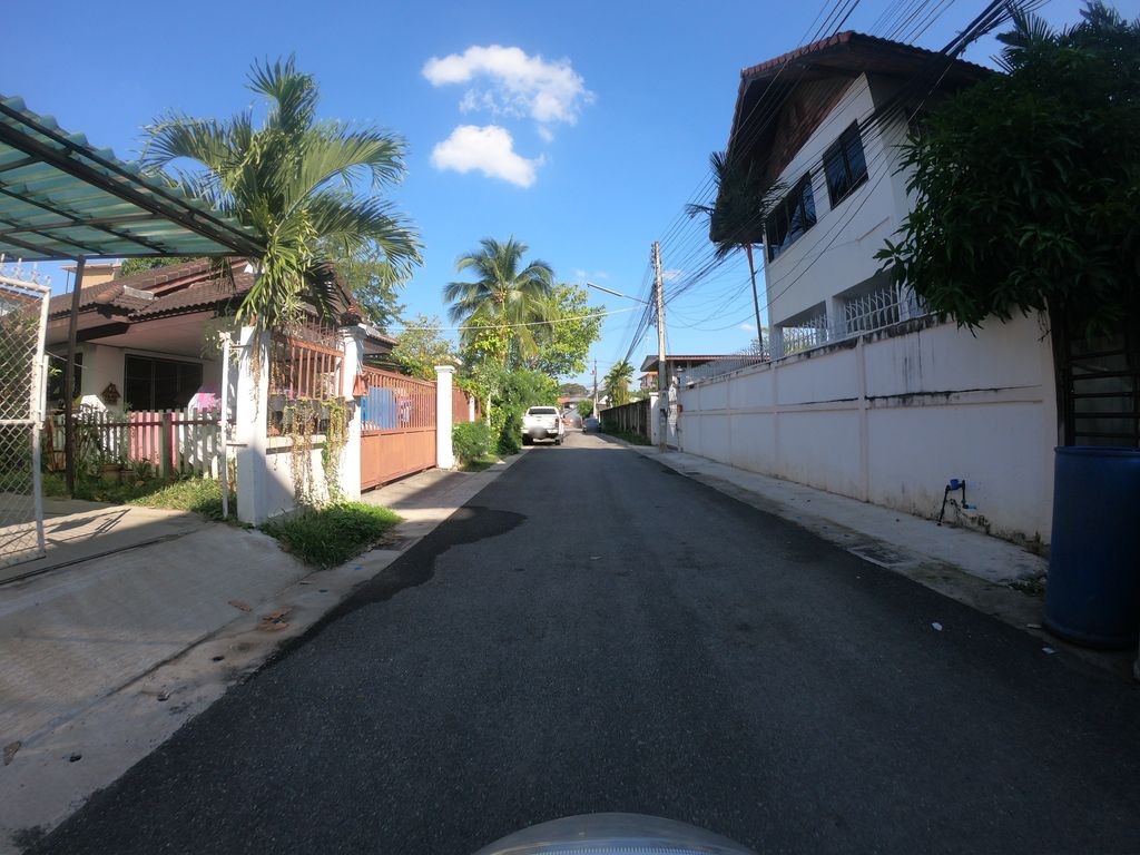 ภาพถนนตรงที่ ขนมหวานช้างมอย ตั้งอยู่ ถ่ายโดย chanuwath_grab พ.ศ. 2562 (2019) · A street-level view of where ขนมหวานช้างมอย · Khanomwan Cha Ngom Ya stands, by chanuwath_grab in 2562 (2019)