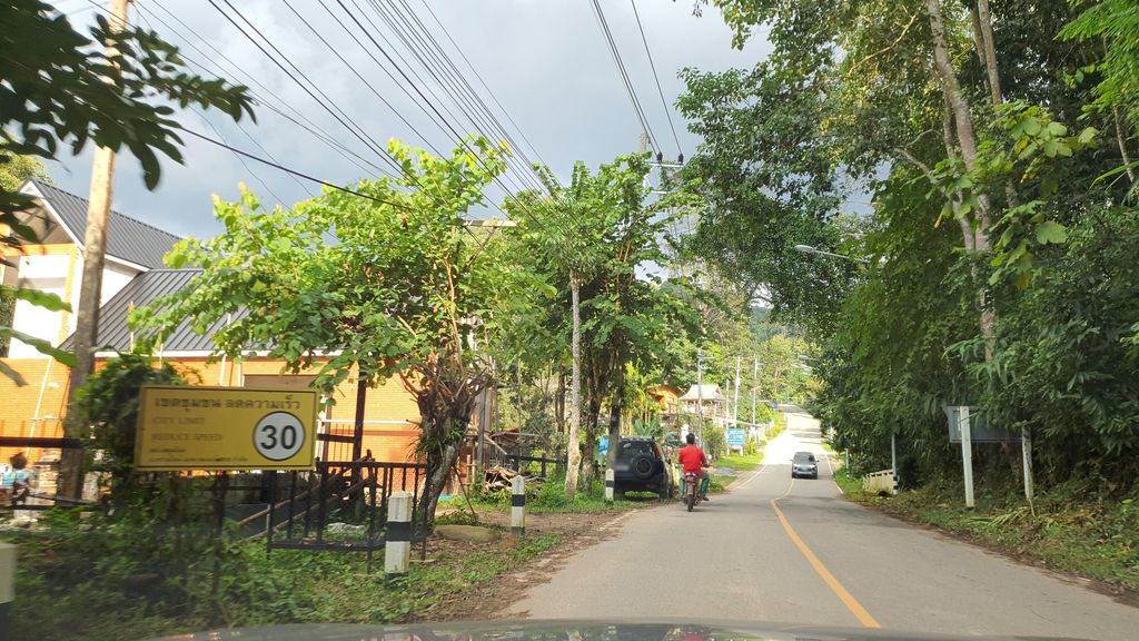 ภาพถนนตรงที่ PangHai-So ปางไฮโซ ตั้งอยู่ ถ่ายโดย jrcarlsen พ.ศ. 2564 (2021) · A street-level view of where PangHai-So ปางไฮโซ stands, by jrcarlsen in 2564 (2021)
