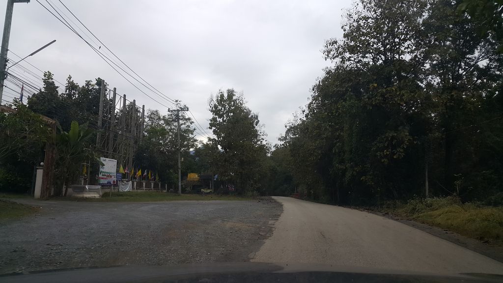 ภาพถนนตรงที่ แม่ออน คาเฟ่ ตั้งอยู่ ถ่ายโดย jrcarlsen พ.ศ. 2561 (2018) · A street-level view of where แม่ออน คาเฟ่ · Mae On Café stands, by jrcarlsen in 2561 (2018)