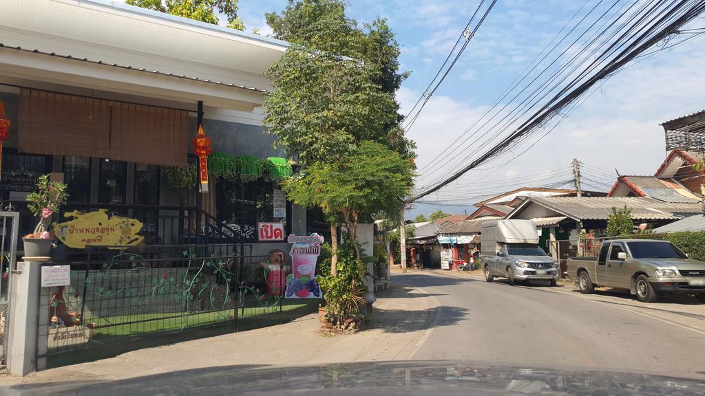 ภาพถนนตรงที่ อิฐเชียงใหม่ ตั้งอยู่ ถ่ายโดย jrcarlsen พ.ศ. 2565 (2022) · A street-level view of where อิฐเชียงใหม่ · Itchiangmai stands, by jrcarlsen in 2565 (2022)