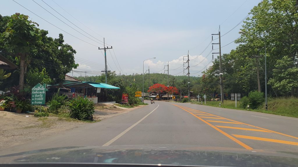 ภาพถนนตรงที่ มอเมย์ มินิมาร์ท ตั้งอยู่ ถ่ายโดย jrcarlsen พ.ศ. 2565 (2022) · A street-level view of where มอเมย์ มินิมาร์ท · Mome Mini Mart stands, by jrcarlsen in 2565 (2022)