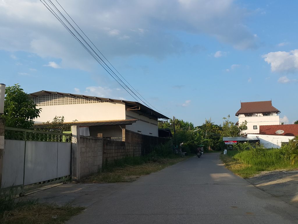 ภาพถนนตรงที่ ฟ้าใสรักสัตว์ เพ็ทช็อป ตั้งอยู่ ถ่ายโดย jrcarlsen พ.ศ. 2558 (2015) · A street-level view of where ฟ้าใสรักสัตว์ เพ็ทช็อป · Fasai Raksat Pet Shop stands, by jrcarlsen in 2558 (2015)