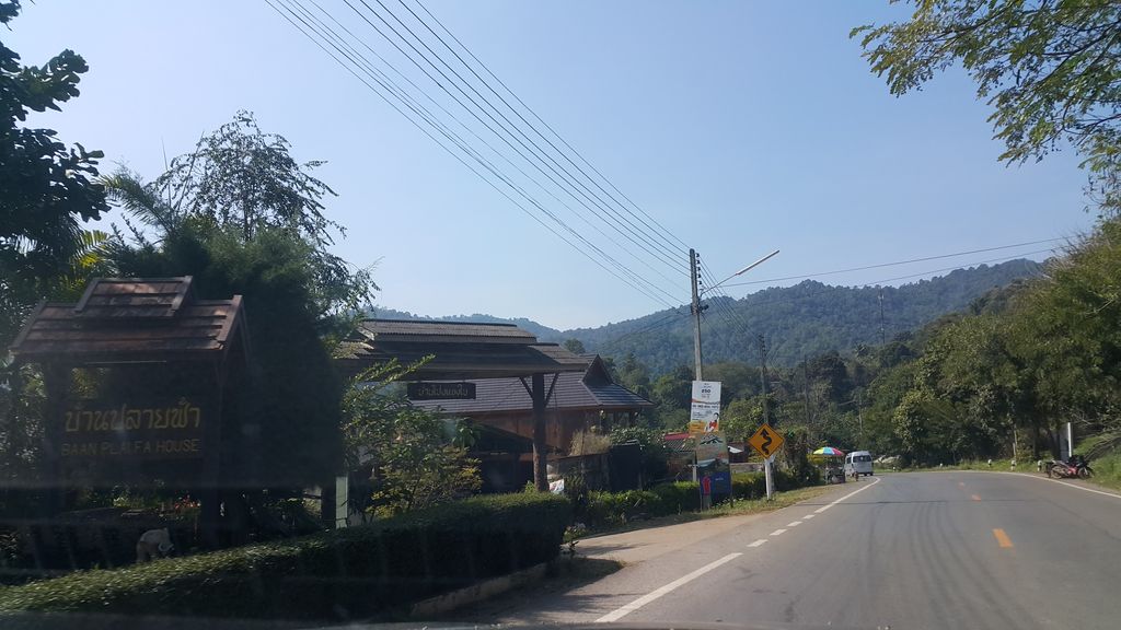ภาพถนนตรงที่ สถาบันการเงินชุมชนบ้านโป่งแยงใน ตั้งอยู่ ถ่ายโดย jrcarlsen พ.ศ. 2562 (2019) · A street-level view of where สถาบันการเงินชุมชนบ้านโป่งแยงใน · Kanngoen Chumchon Ban Pong Yaeng Nai Institute stands, by jrcarlsen in 2562 (2019)