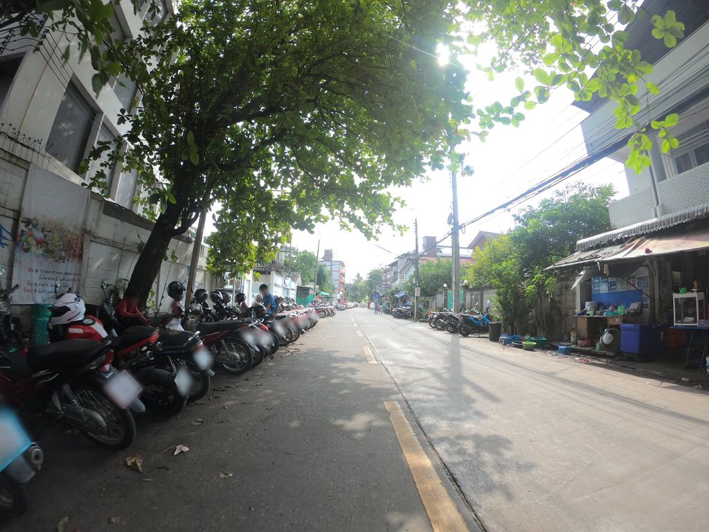 ภาพถนนตรงที่ ล้านนาคอสเมติคส์ ตั้งอยู่ ถ่ายโดย chanuwath_grab พ.ศ. 2562 (2019) · A street-level view of where ล้านนาคอสเมติคส์ · Lanna Cosmetics stands, by chanuwath_grab in 2562 (2019)