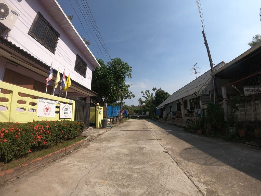 ภาพถนนตรงที่ อู่ธีรกิตยนต์ ตั้งอยู่ ถ่ายโดย chanuwath_grab พ.ศ. 2562 (2019) · A street-level view of where อู่ธีรกิตยนต์ · U Thin Kit Yon stands, by chanuwath_grab in 2562 (2019)