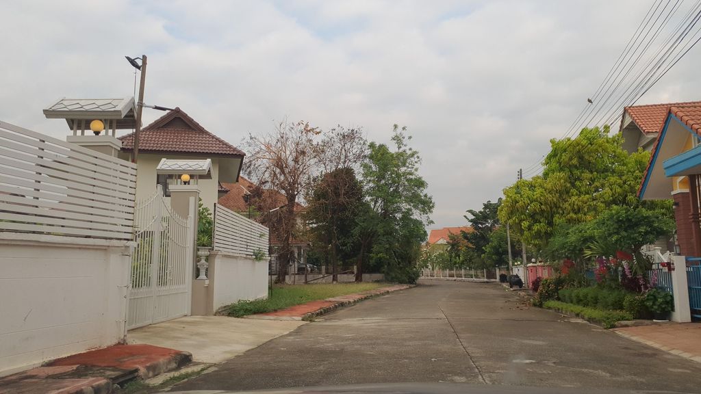 ภาพถนนตรงที่ วัดป่ากุลพันธ์ภิรมย์ ตั้งอยู่ ถ่ายโดย jrcarlsen พ.ศ. 2565 (2022) · A street-level view of where วัดป่ากุลพันธ์ภิรมย์ · Wat Pa Kun Phan Phinma stands, by jrcarlsen in 2565 (2022)