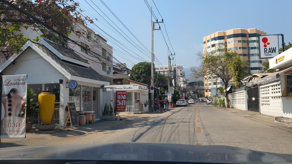 ภาพถนนตรงที่ Ji Matcha Tea Time ตั้งอยู่ ถ่ายโดย jrcarlsen พ.ศ. 2566 (2023) · A street-level view of where Ji Matcha Tea Time stands, by jrcarlsen in 2566 (2023)