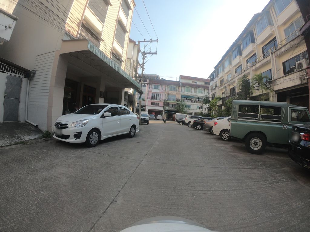 ภาพถนนตรงที่ Singha Express ตั้งอยู่ ถ่ายโดย chanuwath_grab พ.ศ. 2562 (2019) · A street-level view of where Singha Express stands, by chanuwath_grab in 2562 (2019)
