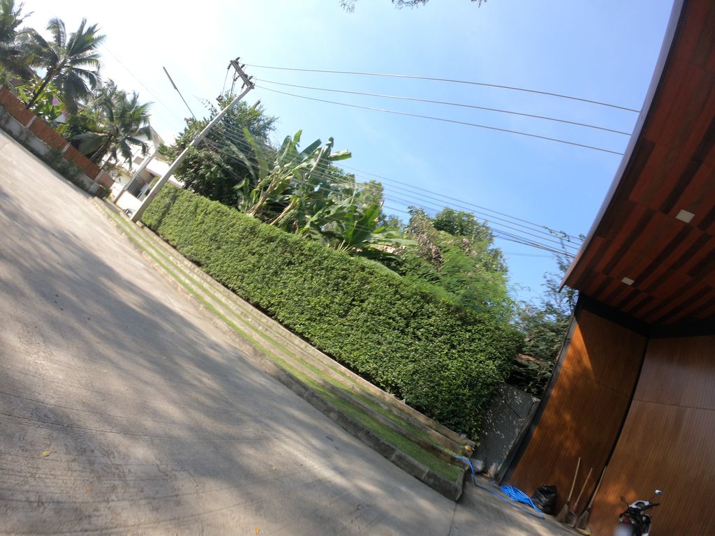 ภาพถนนตรงที่ Chic Villa 6 ตั้งอยู่ ถ่ายโดย chanuwath_grab พ.ศ. 2562 (2019) · A street-level view of where Chic Villa 6 stands, by chanuwath_grab in 2562 (2019)