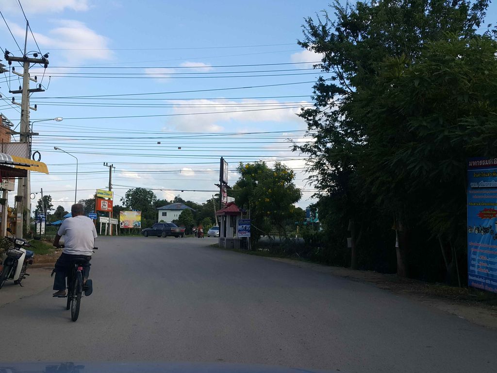 ภาพถนนตรงที่ ริมเหมือง แม่ริม ตั้งอยู่ ถ่ายโดย jrcarlsen พ.ศ. 2558 (2015) · A street-level view of where ริมเหมือง แม่ริม · Rimmueang Mae Rim stands, by jrcarlsen in 2558 (2015)
