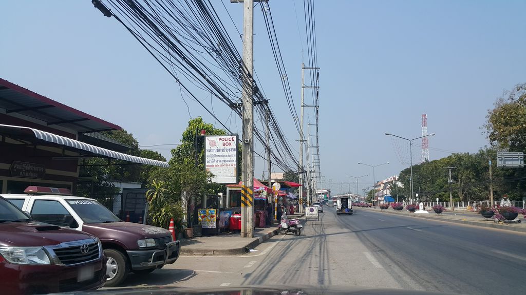 ภาพถนนตรงที่ Mae Malai Police Booth ตั้งอยู่ ถ่ายโดย jrcarlsen พ.ศ. 2560 (2017) · A street-level view of where Mae Malai Police Booth stands, by jrcarlsen in 2560 (2017)