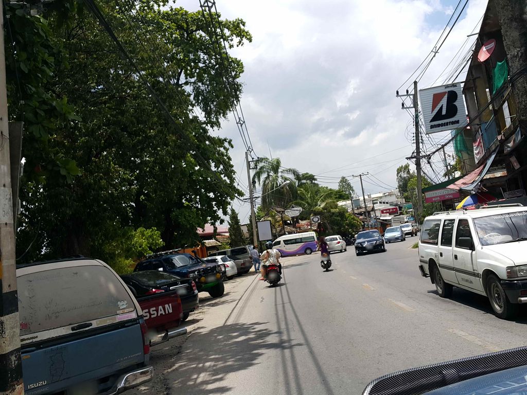 ภาพถนนตรงที่ ลาบบังเกอร์ ตั้งอยู่ ถ่ายโดย jrcarlsen พ.ศ. 2558 (2015) · A street-level view of where ลาบบังเกอร์ · Lapbangkoe stands, by jrcarlsen in 2558 (2015)
