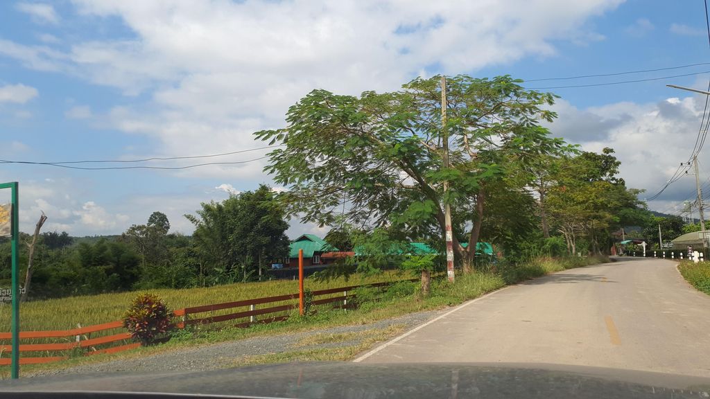 ภาพถนนตรงที่ มีนา คอฟฟี่ ตั้งอยู่ ถ่ายโดย jrcarlsen พ.ศ. 2564 (2021) · A street-level view of where มีนา คอฟฟี่ · Mina Coffee stands, by jrcarlsen in 2564 (2021)