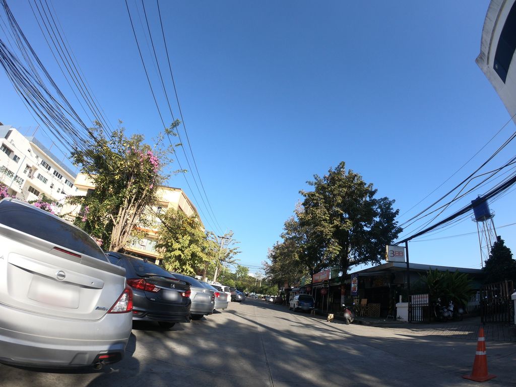 ภาพถนนตรงที่ ดื่นจ์ คลับ ตั้งอยู่ ถ่ายโดย chanuwath_grab พ.ศ. 2562 (2019) · A street-level view of where ดื่นจ์ คลับ · Duen Club stands, by chanuwath_grab in 2562 (2019)