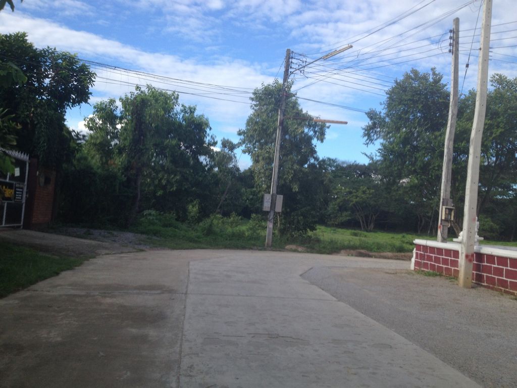 ภาพถนนตรงที่ วัดเขตคิชฌาวาส ตั้งอยู่ ถ่ายโดย jimwatana พ.ศ. 2558 (2015) · A street-level view of where วัดเขตคิชฌาวาส · Wat Khet Khitchaosa stands, by jimwatana in 2558 (2015)