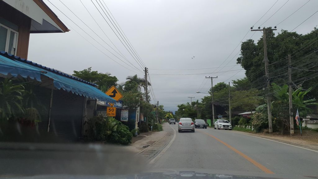 ภาพถนนตรงที่ วัดป่าลาน(ทุ่งต้อม) ตั้งอยู่ ถ่ายโดย jrcarlsen พ.ศ. 2564 (2021) · A street-level view of where วัดป่าลาน(ทุ่งต้อม) · Wat Pa Lan(thung Tom) stands, by jrcarlsen in 2564 (2021)
