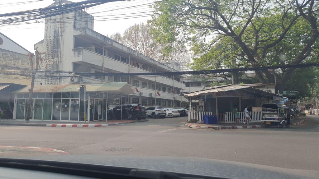 ภาพถนนตรงที่ Chiangmai Yoga ตั้งอยู่ ถ่ายโดย jrcarlsen พ.ศ. 2566 (2023) · A street-level view of where Chiangmai Yoga stands, by jrcarlsen in 2566 (2023)