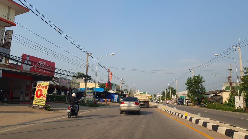 ภาพถนนตรงที่ Manoi - เชียงใหม่ สาขากาดแม่วาง ตั้งอยู่ ถ่ายโดย jrcarlsen พ.ศ. 2565 (2022) · A street-level view of where Manoi - เชียงใหม่ สาขากาดแม่วาง stands, by jrcarlsen in 2565 (2022)