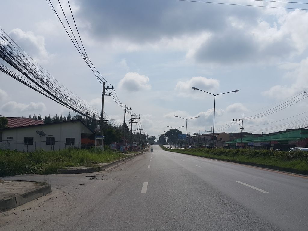 ภาพถนนตรงที่ ผัดไทย หอยทอด นายแคน ตั้งอยู่ ถ่ายโดย jrcarlsen พ.ศ. 2558 (2015) · A street-level view of where ผัดไทย หอยทอด นายแคน · Phatthai Hoithot Naikhaen stands, by jrcarlsen in 2558 (2015)