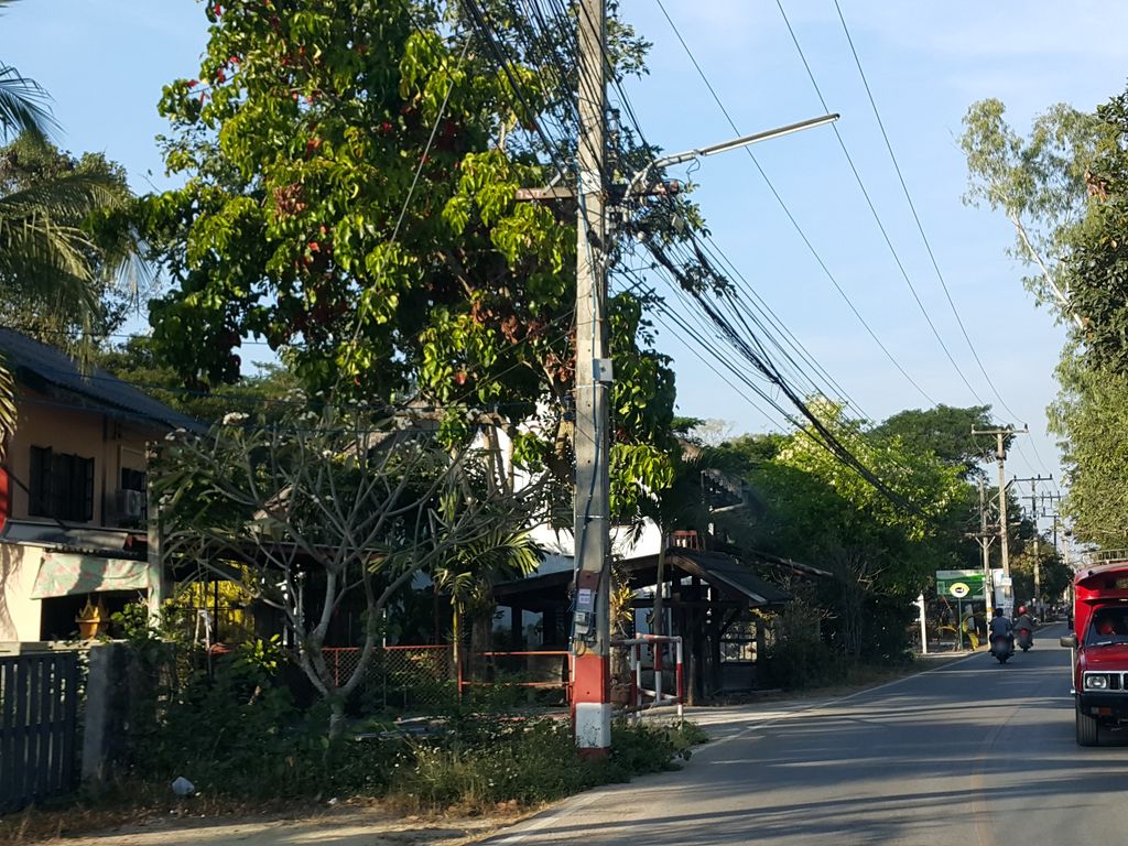 ภาพถนนตรงที่ หงษ์คาร์ รถมือสองเชียงใหม่ ตั้งอยู่ ถ่ายโดย jrcarlsen พ.ศ. 2559 (2016) · A street-level view of where หงษ์คาร์ รถมือสองเชียงใหม่ · Ngakha Rotmuetong Chiang Mai stands, by jrcarlsen in 2559 (2016)