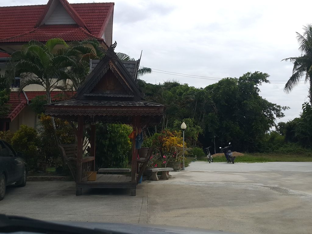 ภาพถนนตรงที่ วัดดวงดี ตั้งอยู่ ถ่ายโดย jrcarlsen พ.ศ. 2558 (2015) · A street-level view of where วัดดวงดี · Wat Duangdi stands, by jrcarlsen in 2558 (2015)